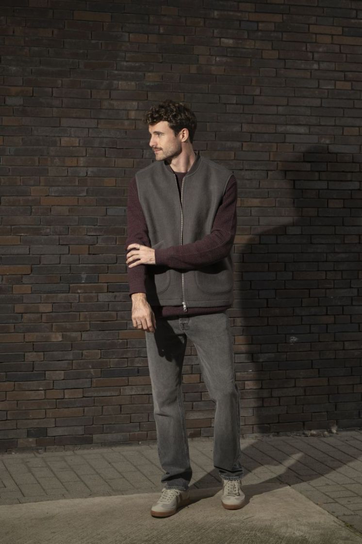 MEDIUM GREY