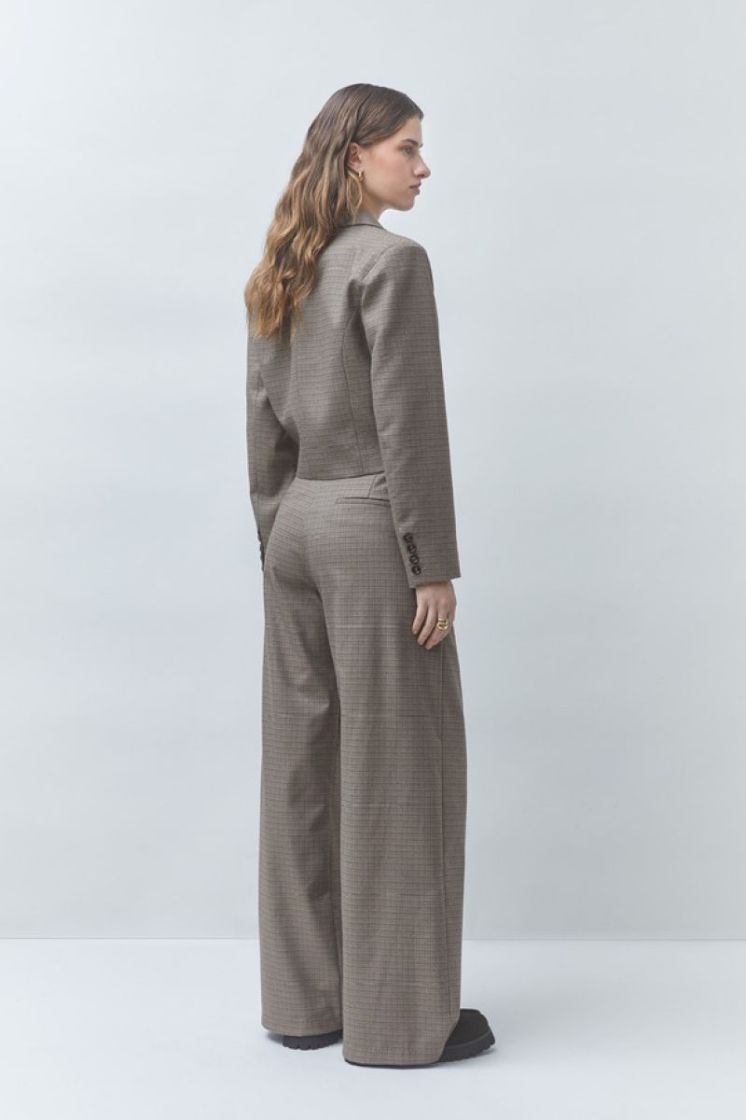  04 TAUPE